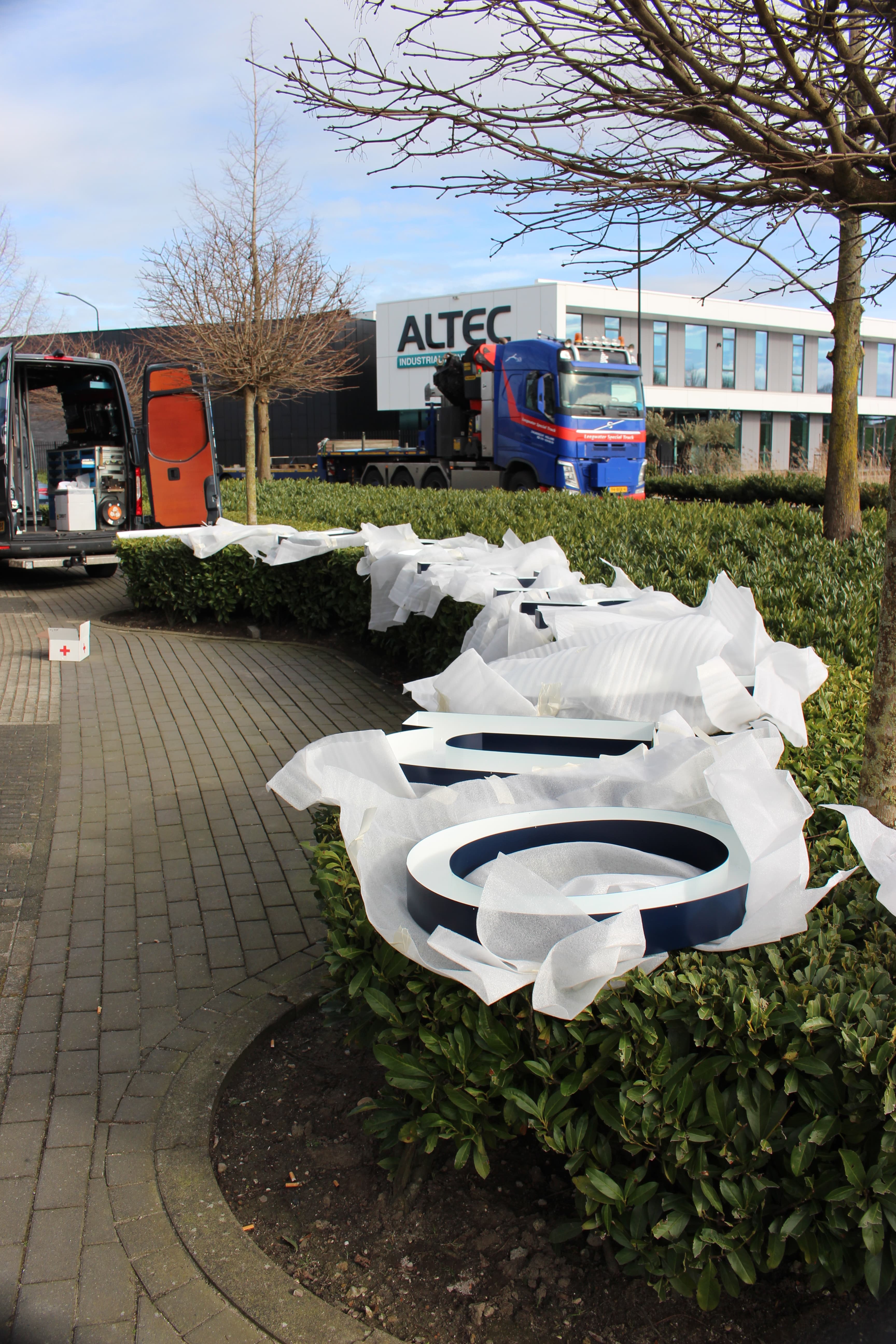 Achter de schermen